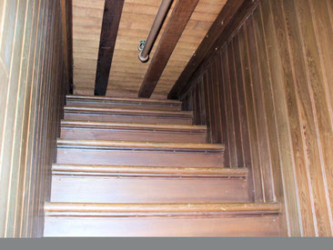Maison Winchester - intérieur - escalier menant au plafond